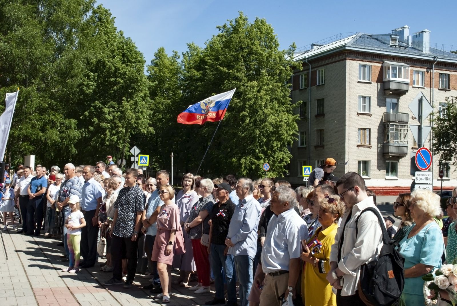 В Северске открыли обновленную Доску Почета | 13.06.2023 | Северск -  БезФормата